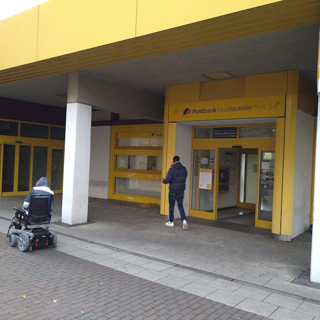 Der Eingang zur Postbank in Köln-Chorweiler