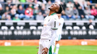 Nathan Ngoumou von Borussia Mönchengladbach ärgert sich.