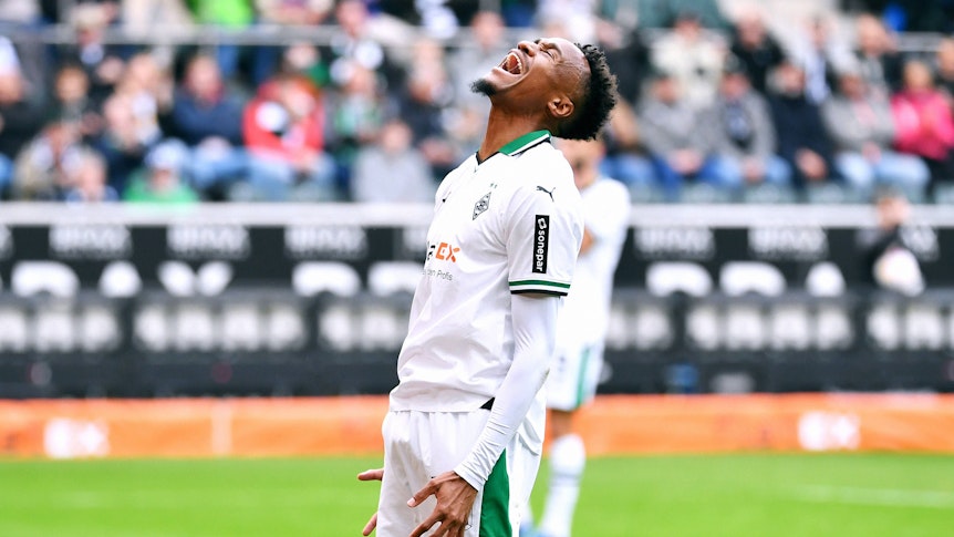 Nathan Ngoumou von Borussia Mönchengladbach ärgert sich.