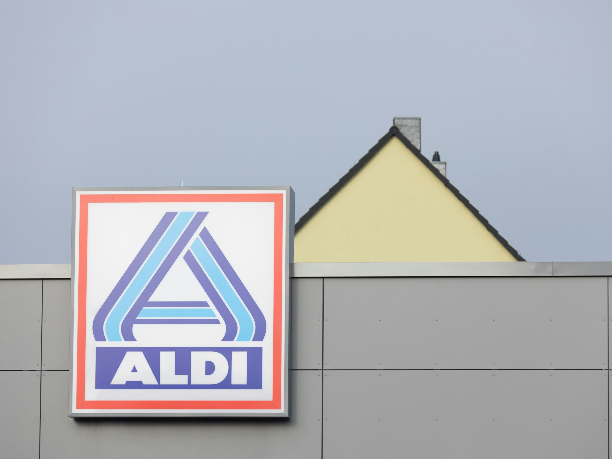 Blick auf ein Firmen-Logovon Aldi Nord, hier im Dezember 2020 in Essen.