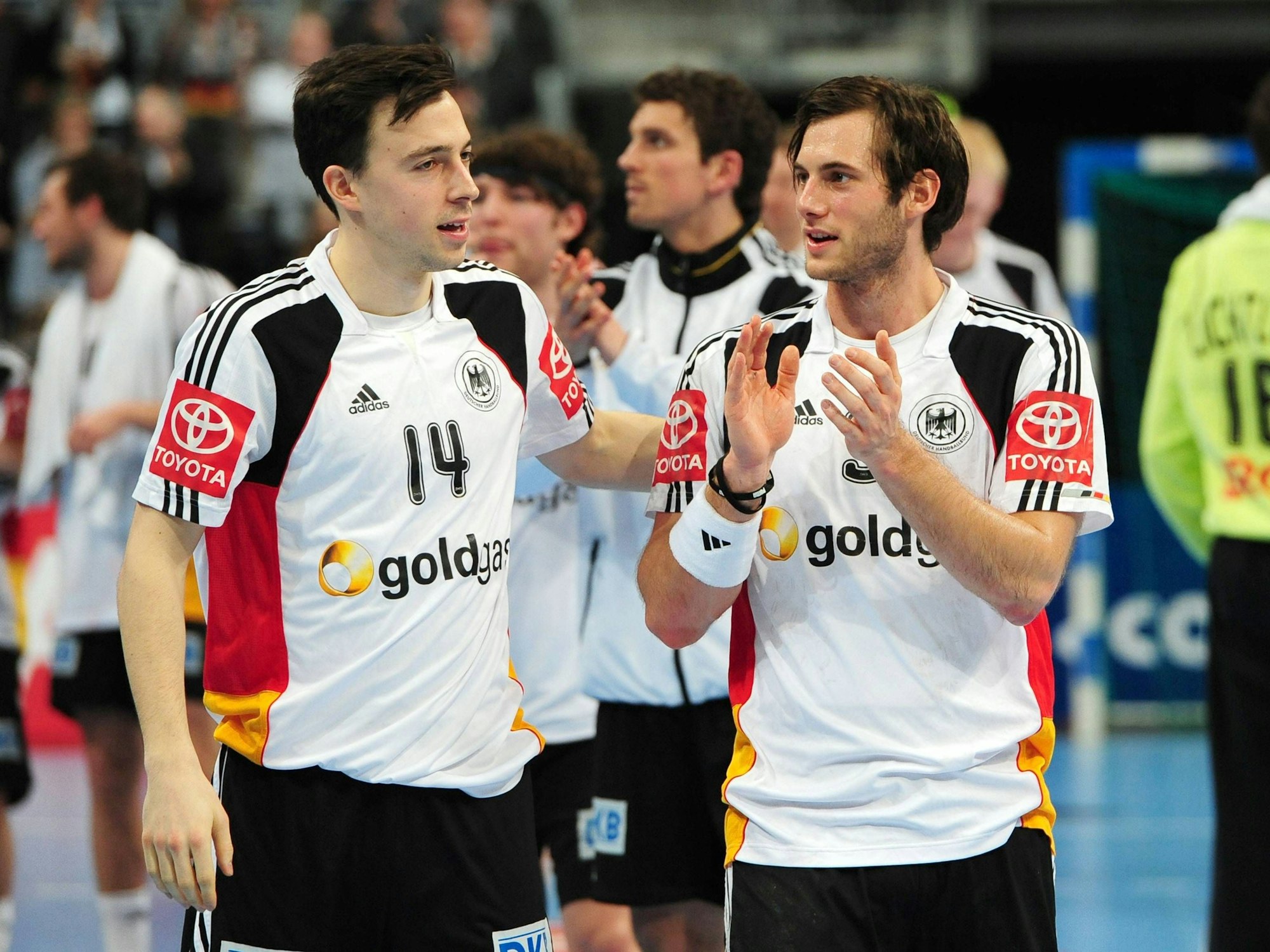 Patrick Groetzki (l.) und Uwe Gensheimer (r.) sprechen nach dem Spiel miteinander.