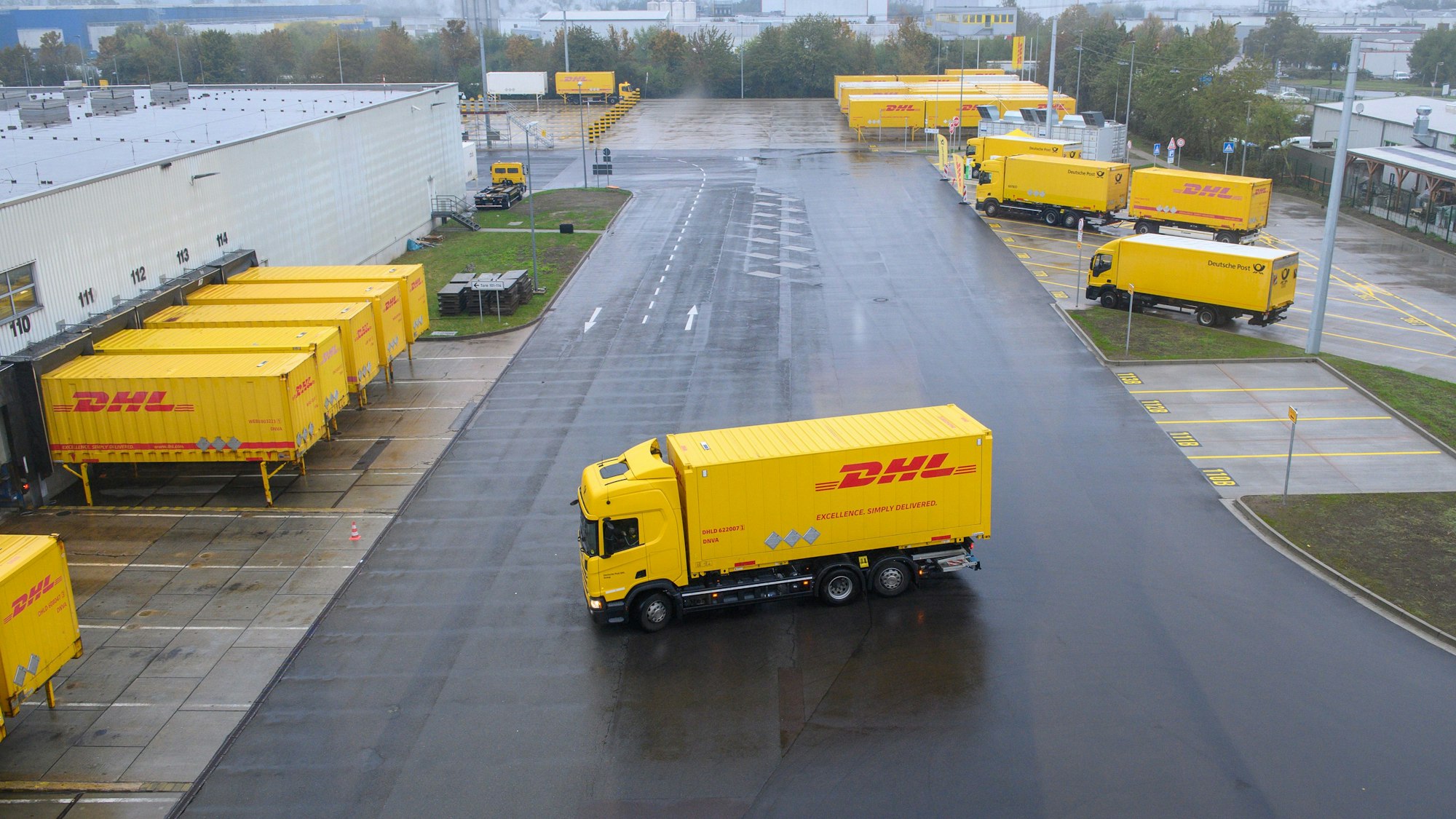 Ein DHL-Lastwagen rangiert auf dem Gelände des DHL-Paketzentrums Sülzetal.