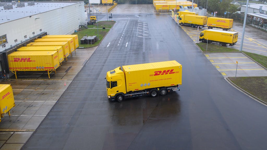 Ein DHL-Lastwagen rangiert auf dem Gelände des DHL-Paketzentrums Sülzetal.&nbsp;