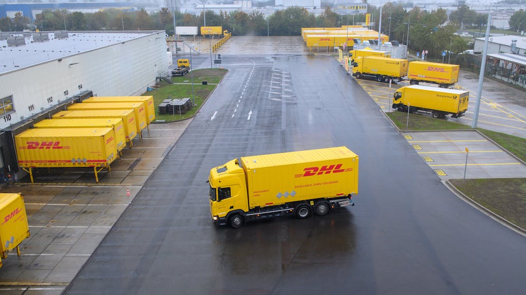 Ein DHL-Lastwagen rangiert auf dem Gelände des DHL-Paketzentrums Sülzetal.&nbsp;