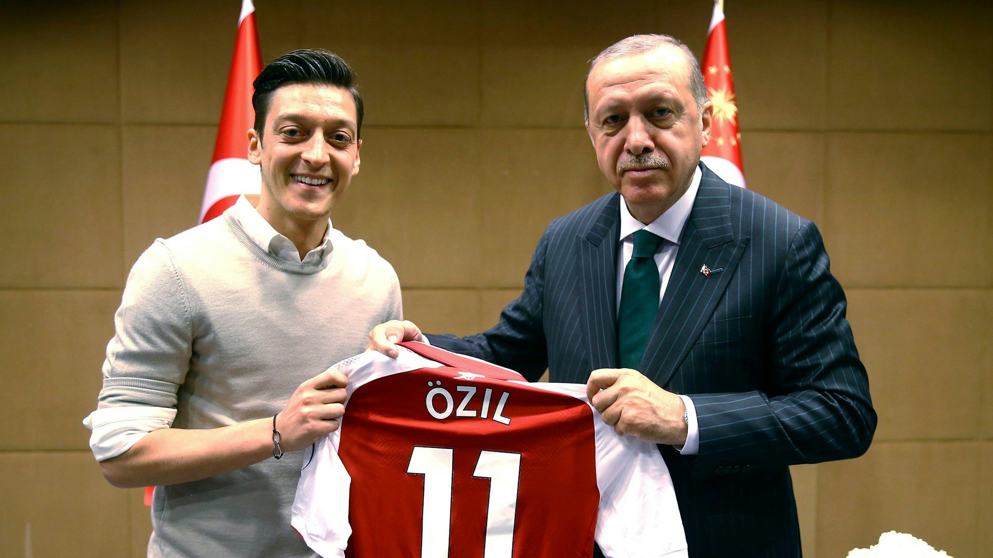 Recep Tayyip Erdogan (r), Staatspräsident der Türkei, hält zusammen mit Fußballspieler Mesut Özil ein Trikot von Özil.
