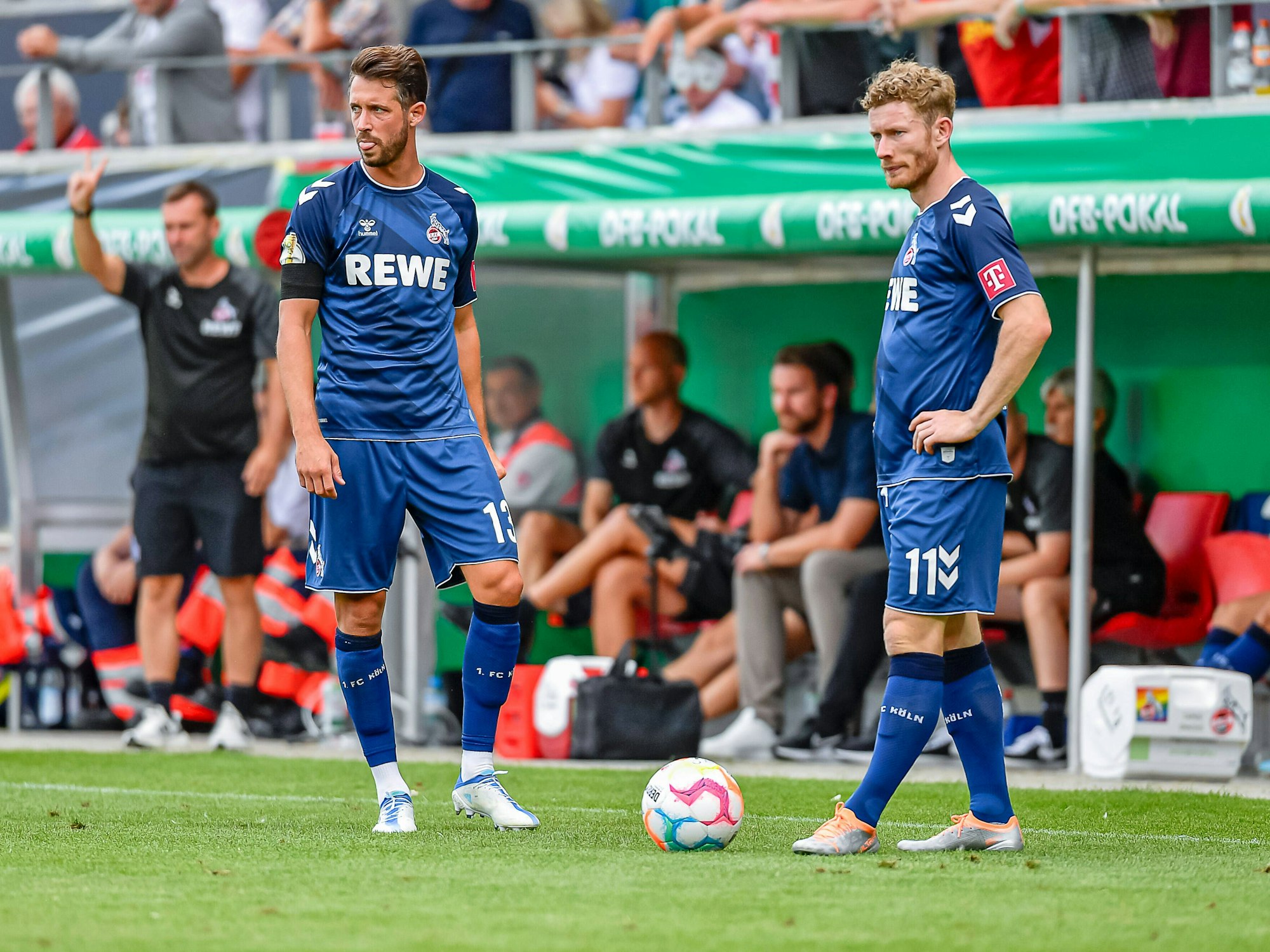 FC-Stürmer Mark Uth (l.) gemeinsam mit FC-Kapitän Florian Kainz während der DFB-Pokal-Partie gegen den SSV Jahn Regensburg am 30. Juli 2022.