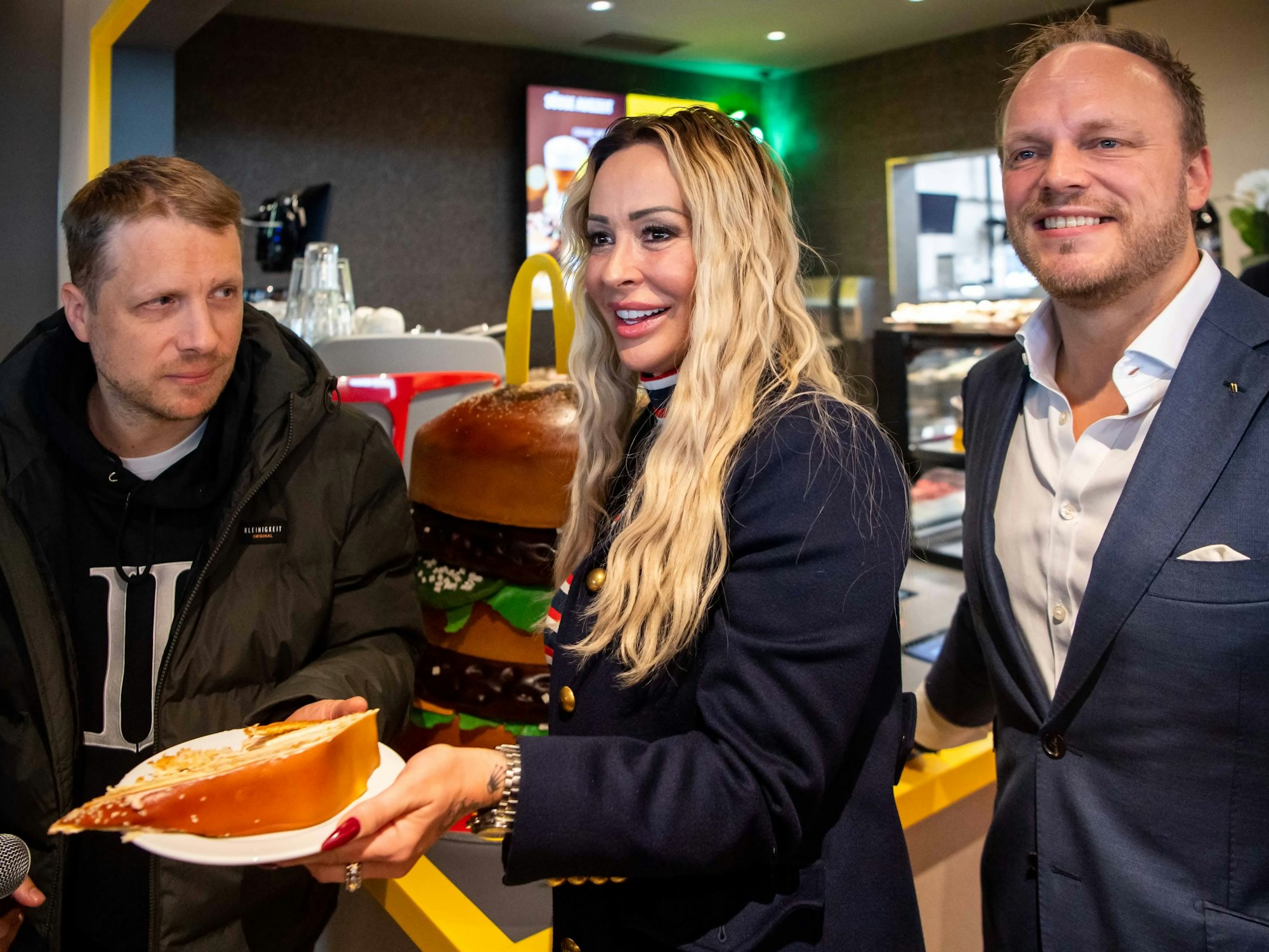 Oliver Pocher, Cora Schumacher und Christoph Mürtz vor einer Big-Mac-Torte.