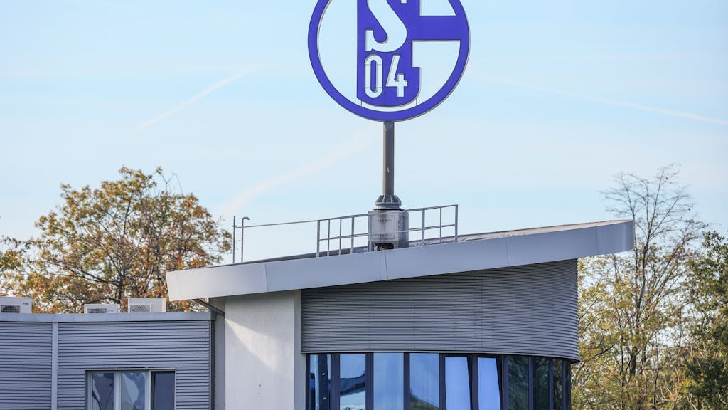 Das Logo des FC Schalke 04 dreht sich auf der Geschäftsstelle.&nbsp;