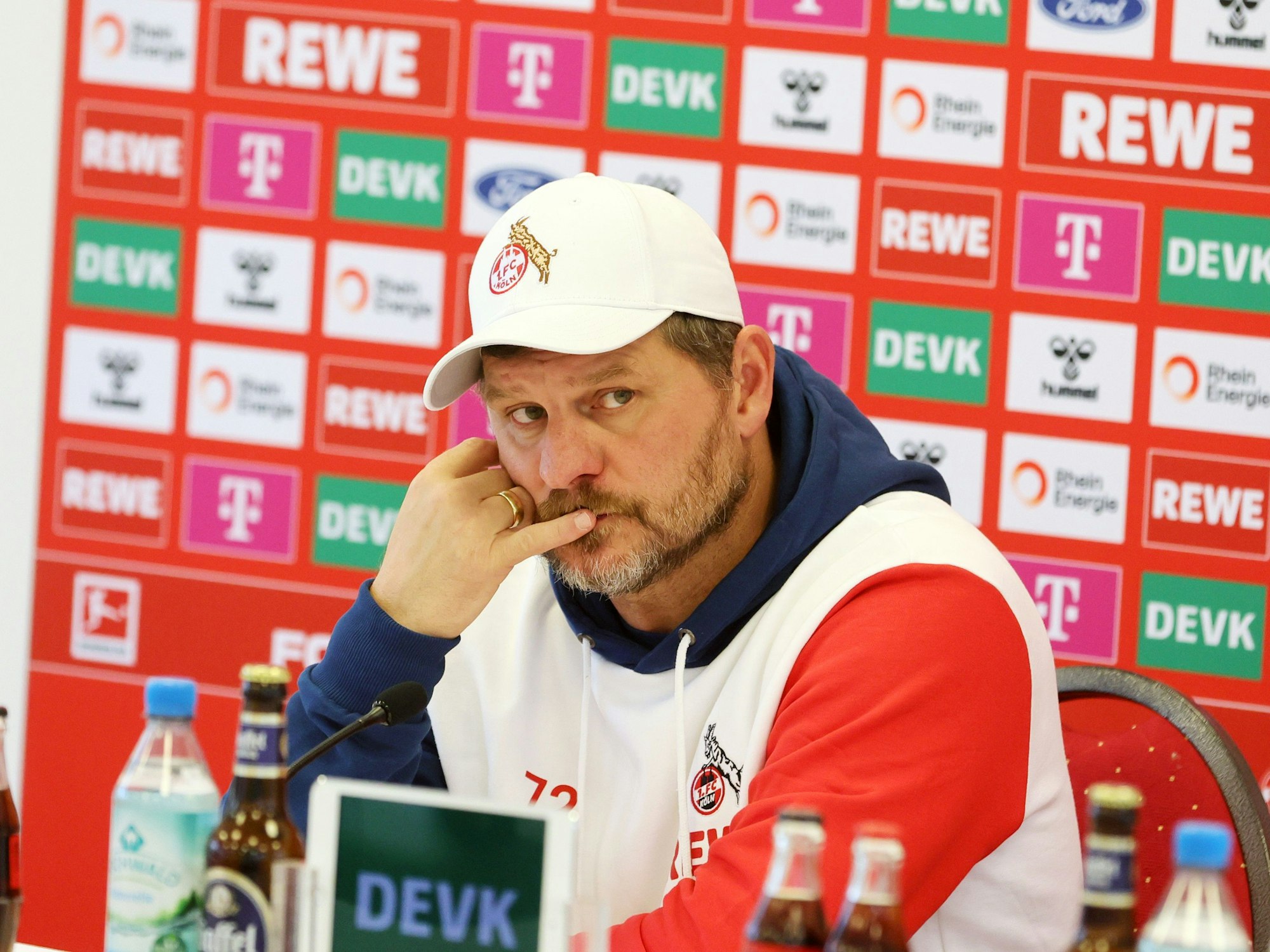 FC-Trainer Steffen Baumgart auf der Pressekonferenz vor dem DFB-Pokal-Spiel gegen Kaiserslautern am 30. Oktober 2023.