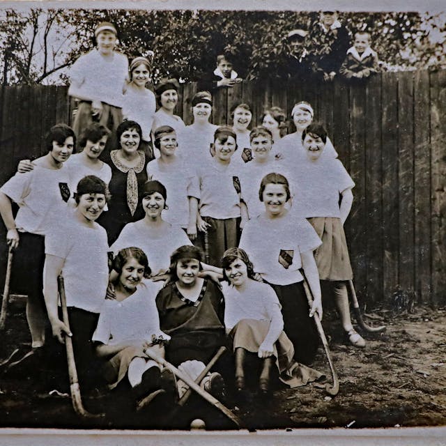 Auf dem historischen Foto ist eine Gruppe junger Sportlerinnen zu sehen.