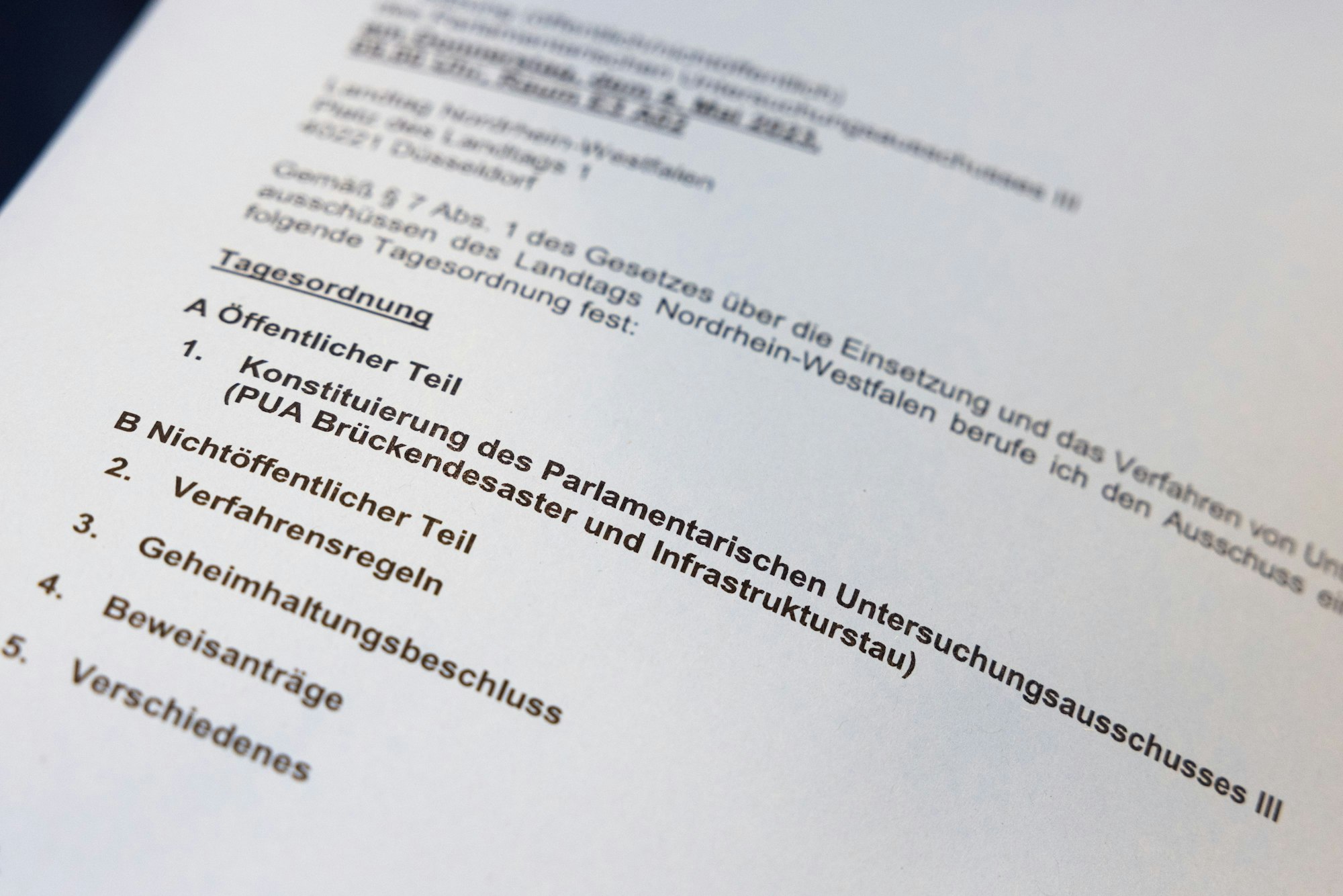Die Tagesordnung mit der Aufschrift "Brückendesaster und Infrastrukturstau" ist während der konstituierenden Sitzung des Parlamentarischer Untersuchungsausschusses "Brückendesaster und Infrastrukturstau" im Landtag zu sehen.