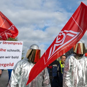 Stahlarbeiter protestieren für wettbewerbsfähige Strompreise. Die Bundesregierung hat sich nun offenbar geeinigt. (Symbolbild)