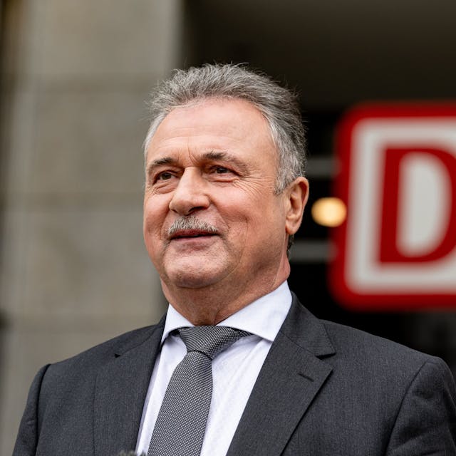 09.11.2023, Berlin: Claus Weselsky, GDL-Chef, gibt zum Auftakt der Tarifverhandlungen zwischen der Deutschen Bahn und der GDL ein Statement.&nbsp;