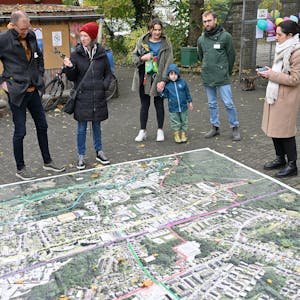 Das Foto zeigt Bürger bei der Infoveranstaltung auf dem Abenteuerspielplatz Gronau