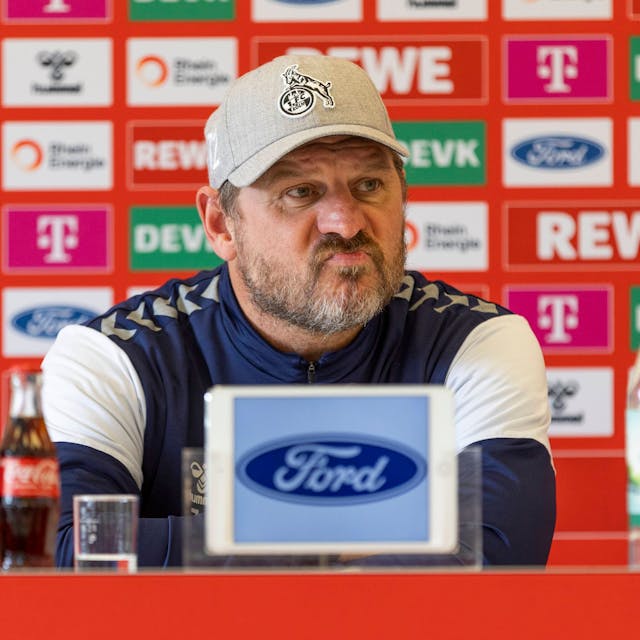 Steffen Baumgart auf der Pressekonferenz vor dem Heimspiel gegen den fC Augsburg. (Symbolbild)