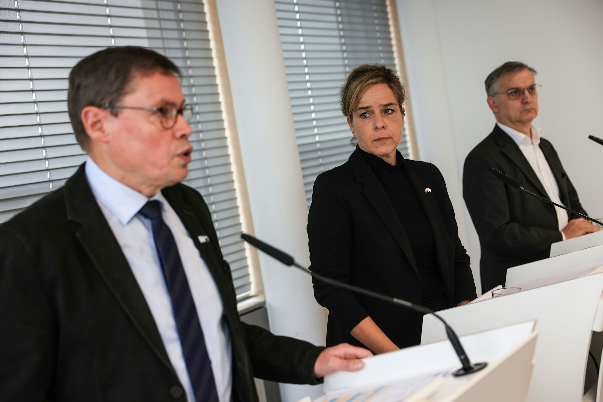 Der Präsident der IHK NRW Ralf Stoffels (links) und NRW-Wirtschaftsministerin Mona Neubaur begrüßen die vom Bund geplante Senkung der Stromsteuer für Unternehmen.