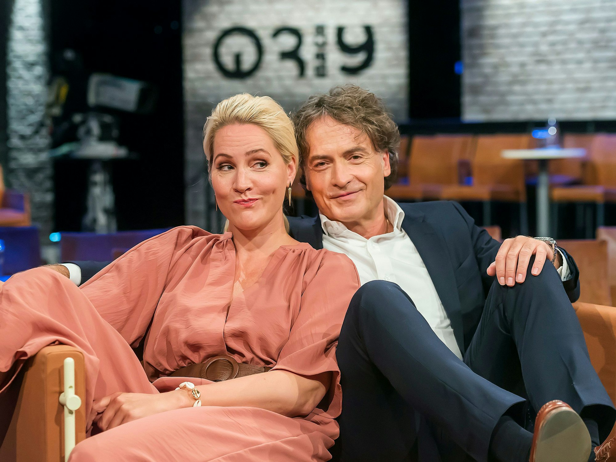 Judith Rakers und Giovanni di Lorenzo, Moderatoren der Radio Bremen-Talkshow 3nach9, auf einem Foto, aufgenommen 2019 im Talkshow-Studio.