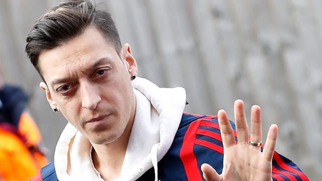 Ex-Fußballspieler Mesut Özil winkt in die Kamera.
