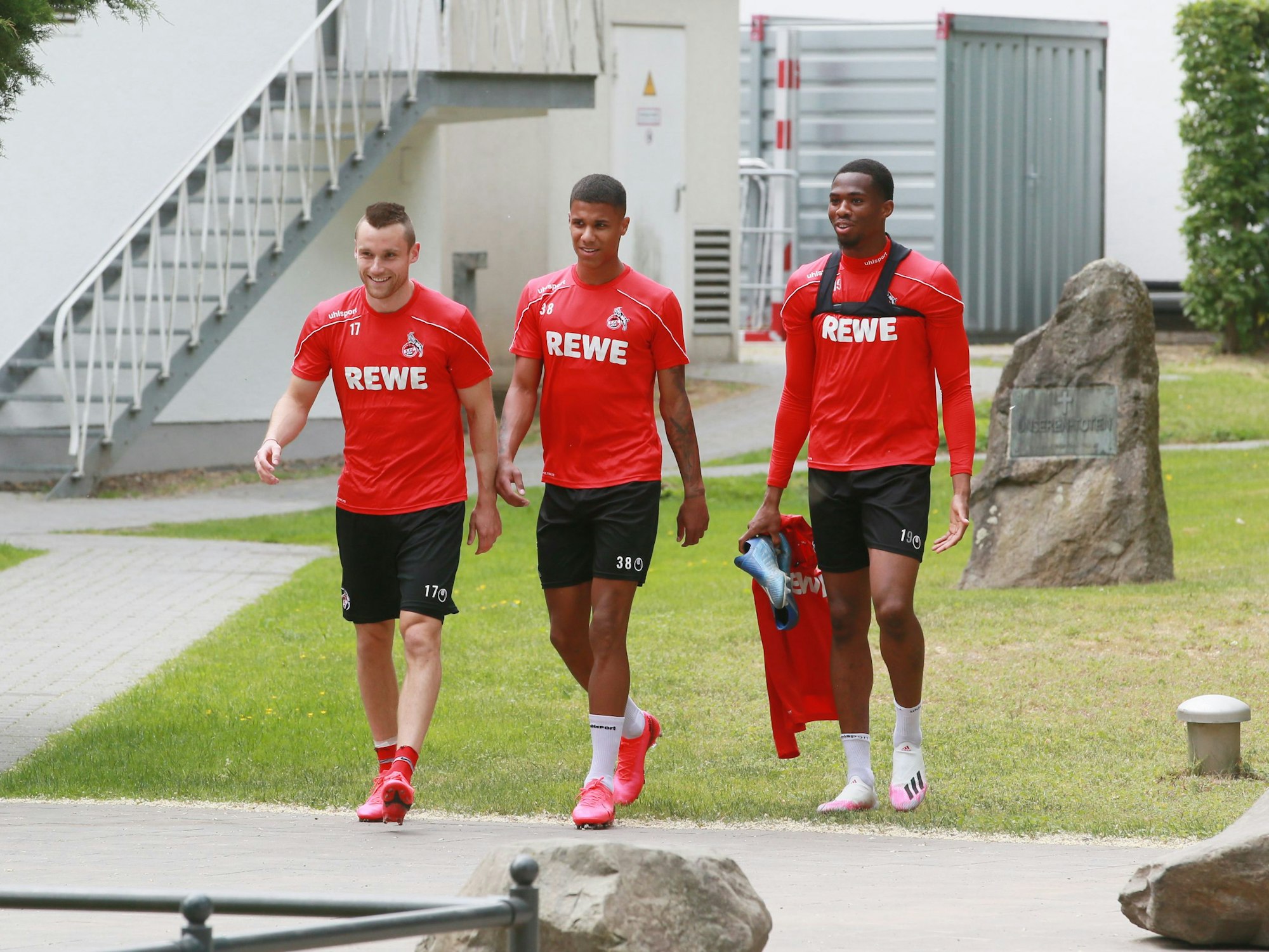Die ehemaligen FC-Profis Christian Clemens, Ismail Jakobs und Kingsley Ehizibue (v.r.n.l.) vor dem Training am 22. Mai 2020 am Geißbockheim.