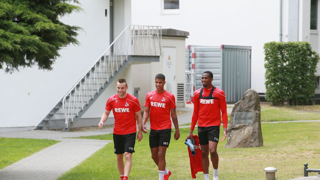 Die ehemaligen FC-Profis Christian Clemens, Ismail Jakobs und Kingsley Ehizibue (v.r.n.l.) vor dem Training am 22. Mai 2020 am Geißbockheim.