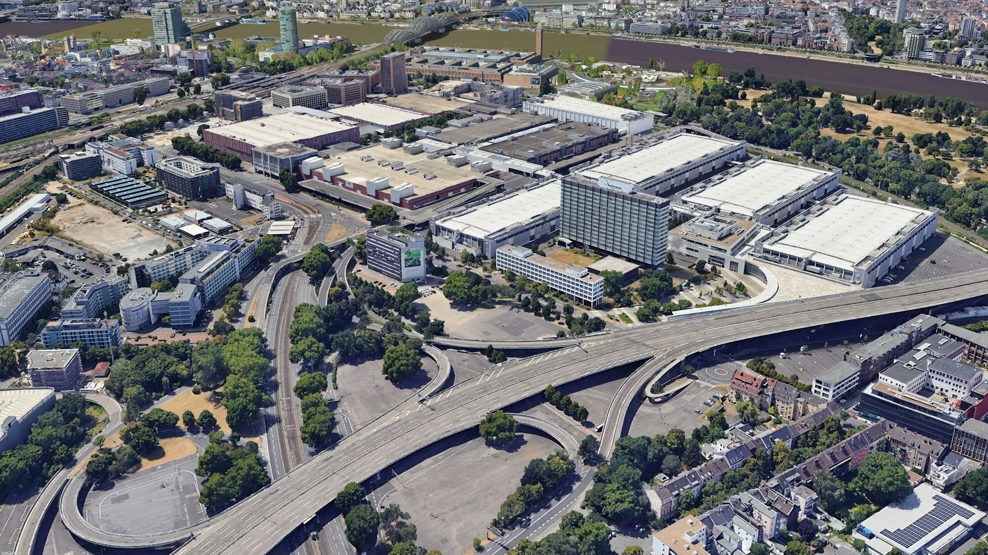 Blick auf das Gelände der Kölnmesse. Dort soll ein neues 120m hohes Hochhaus gebaut werden. Im Vordergrund ist die Zufahrt zur Zoobrücke (B55a) zu sehen. Foto: Google Earth/Image Landsat/Copernicus