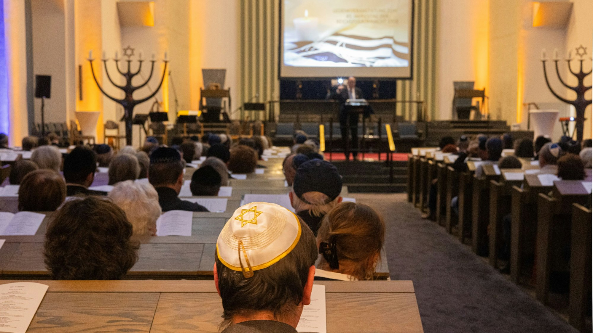 Rund 500 Menschen versammelten sich in der Synagoge an der Roonstraße.