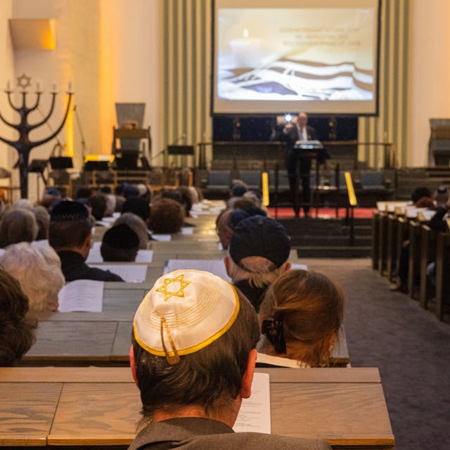 Rund 500 Menschen versammelten sich in der Synagoge an der Roonstraße.