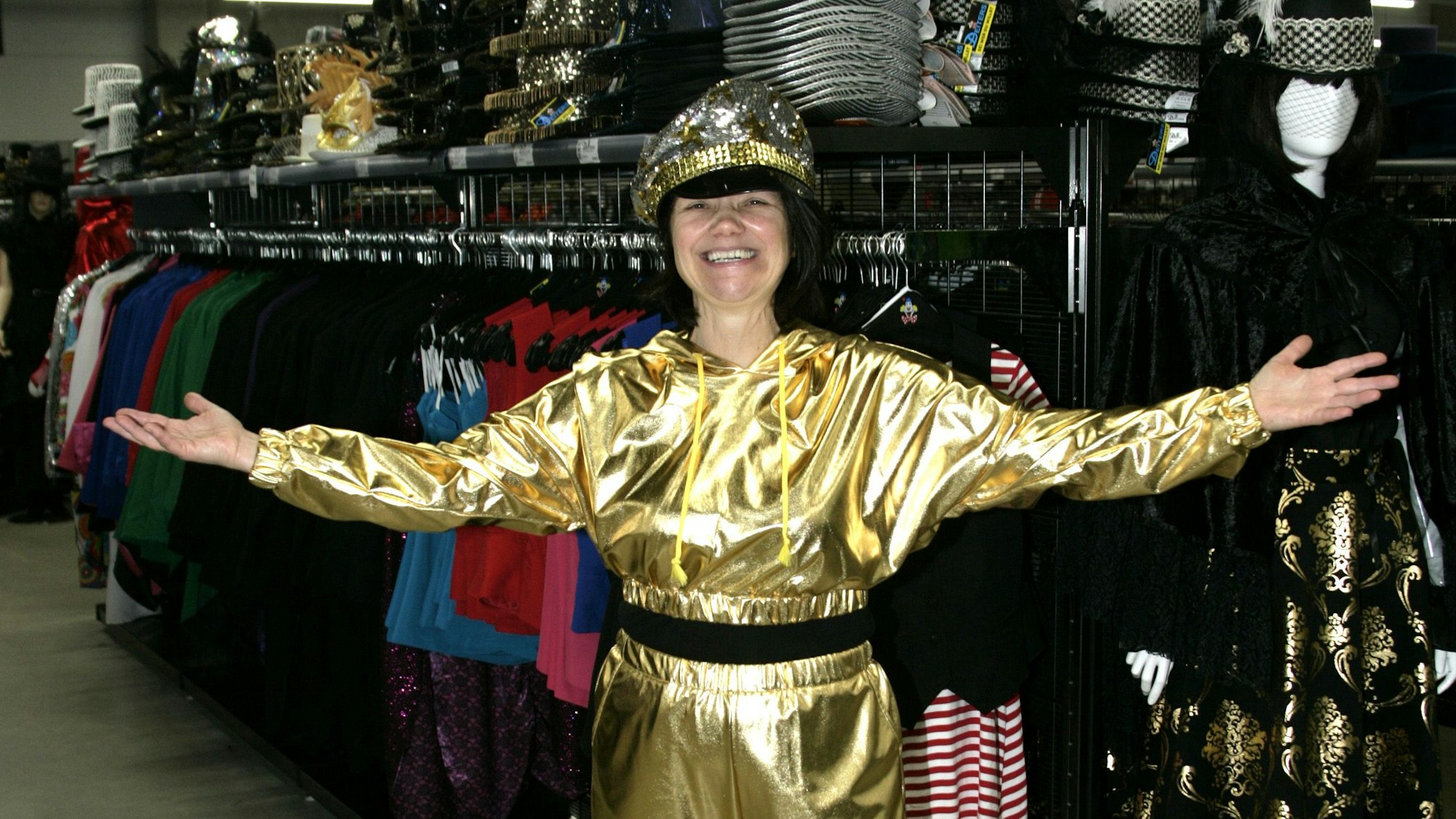Ganz in Gold: Journalistin Kathrin Höhne bei der Anprobe der Kostüme bei Deiters in Frechen. Das Bild zeigt die Autorin bei der Anprobe.