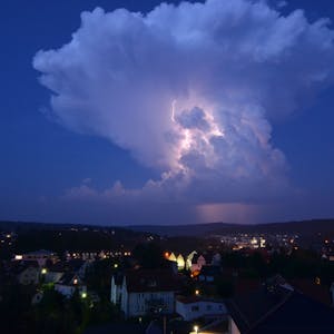 Eine Gewitter-Superzelle wirft am Himmel Blitze und bringt starke Regenfälle mit sich. (Archivbild)