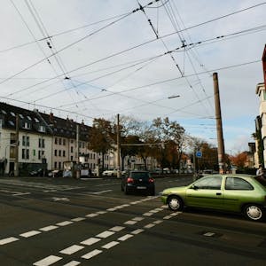 Die große Kreuzung in Sülz an der Zülpicher Straße/Ecke Süölgürtel ist zu sehen.