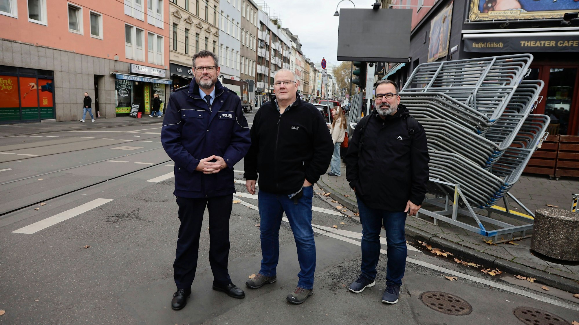 Frank Wißbaum, Polizei-Einsatzleiter, Ingo Thevis (Stabsstelle Ordnungsamt) und Jens Westendorf (Veranstaltungsleiter des Ordnungsamts) bei einem letzten Rundgang auf der Zülpicher Straße.