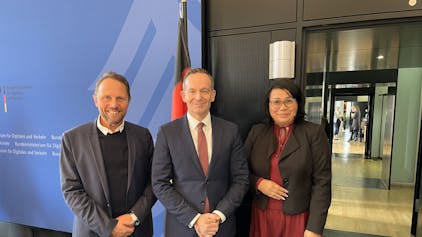 Oberbürgermeister Uwe Richrath (l.) und die SPD-Fraktionsvorsitzende Milanie Kreutz (r.) trafen sich in Berlin mit Bundesverkehrsminister Volker Wissing (M.).