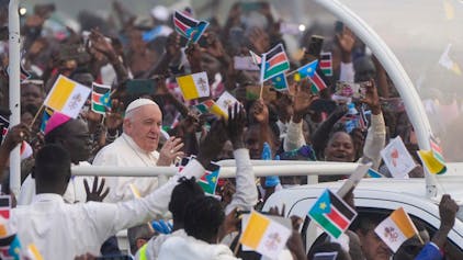 Juba: Papst Franziskus winkt, als er zur Messe im John Garang Mausoleum ankommt.