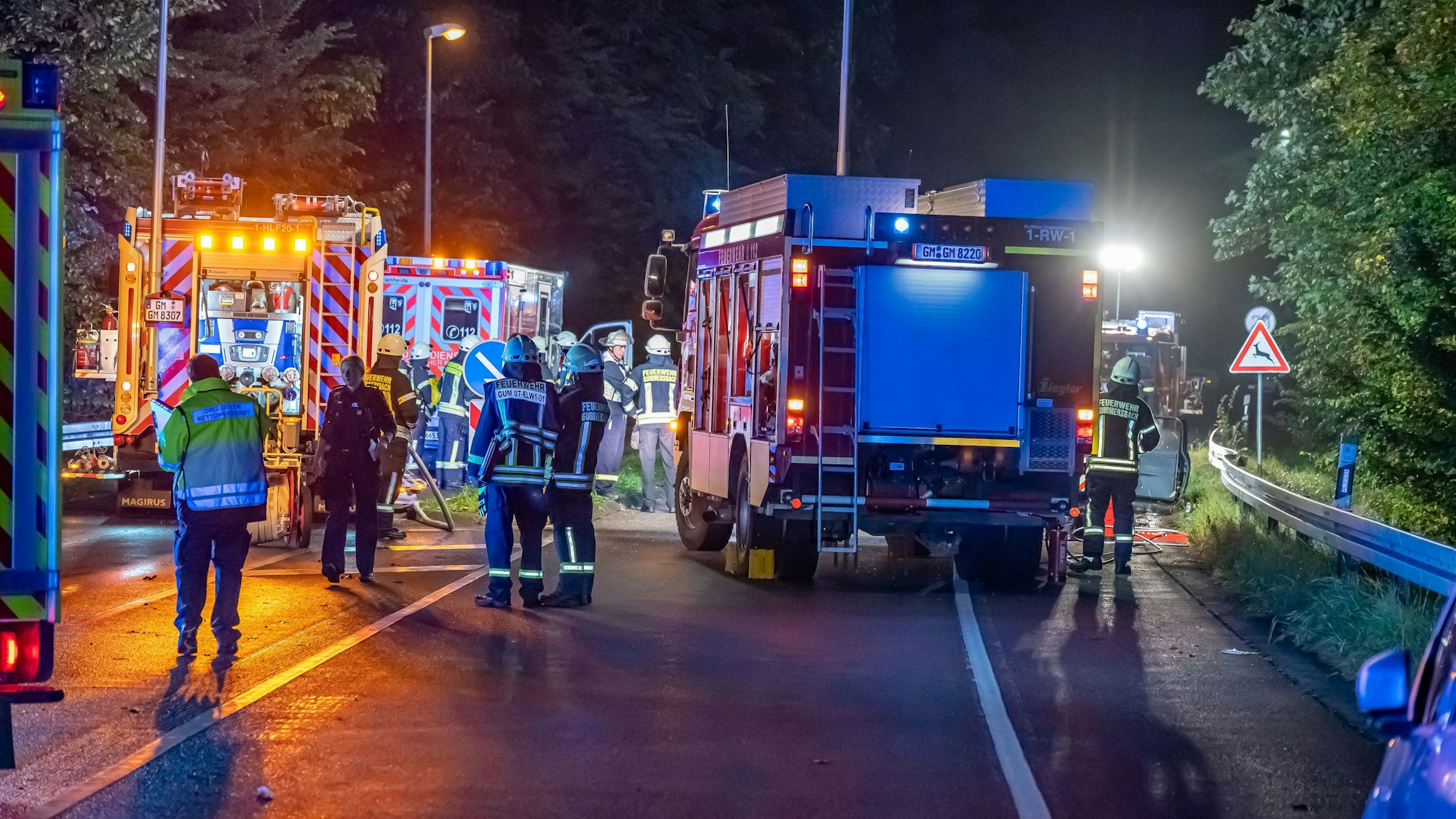 Das Bild zeigt die Einsatzstelle mit Feuerwehrautos und Krankenwagen im Licht von Scheinwerfern.