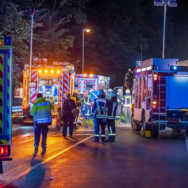 Ein Großaufgebot an Rettungskräften ist nach einem tödlichen Verkehrsunfall in er der Nacht auf der Gummersbacher Westtangente im Einsatz.