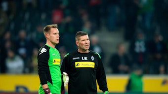 Marc-André ter Stegen und Uwe Kamps stehen gemeinsam auf dem Rasen im Borussia-Park.
