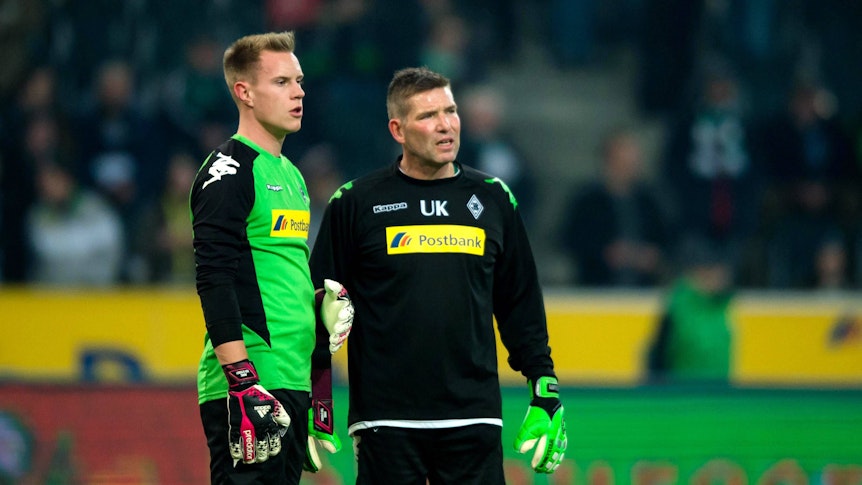 Marc-André ter Stegen und Uwe Kamps stehen gemeinsam auf dem Rasen im Borussia-Park.