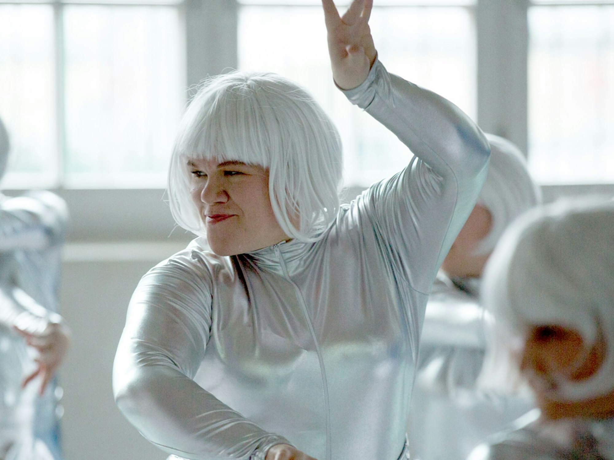 Im „Polizeiruf: Kopflos“ (12. November 2023) tritt Ermittlerin Luschke, gespielt von Gisa Flake, in Silberfummel mit Pagenperücke auf.