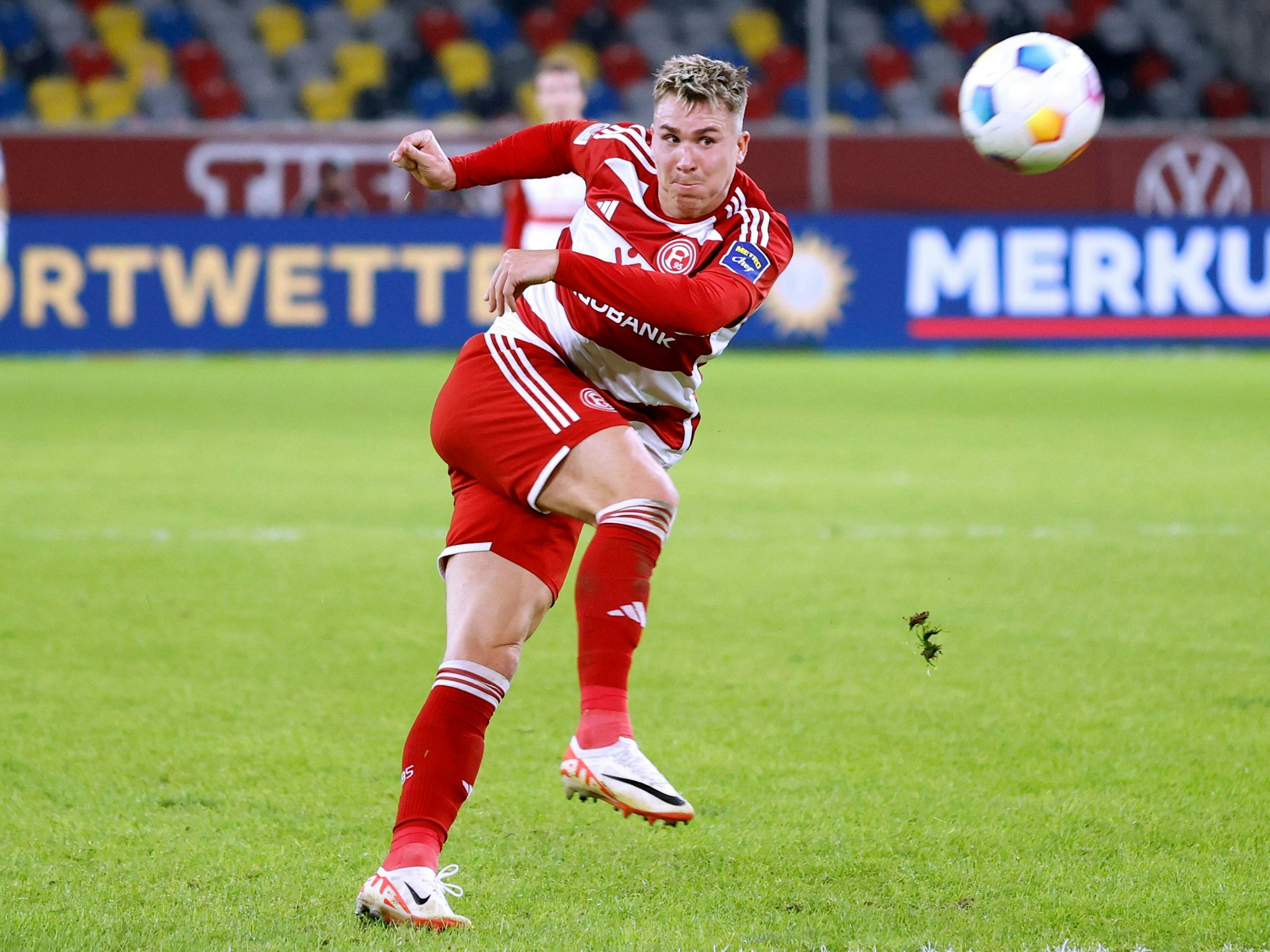 Fortuna Düsseldorfs Felix Klaus zieht im Spiel gegen Wehen Wiesbaden ab.