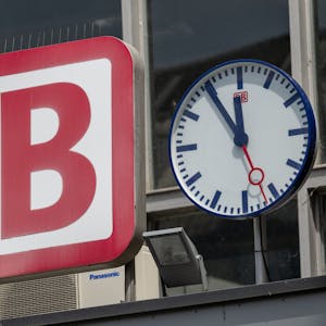 Die Uhr neben dem Logo der Deutschen Bahn (DB) zeigt am Eingang zum Münchner Hauptbahnhof auf «Fünf vor Zwölf».&nbsp;