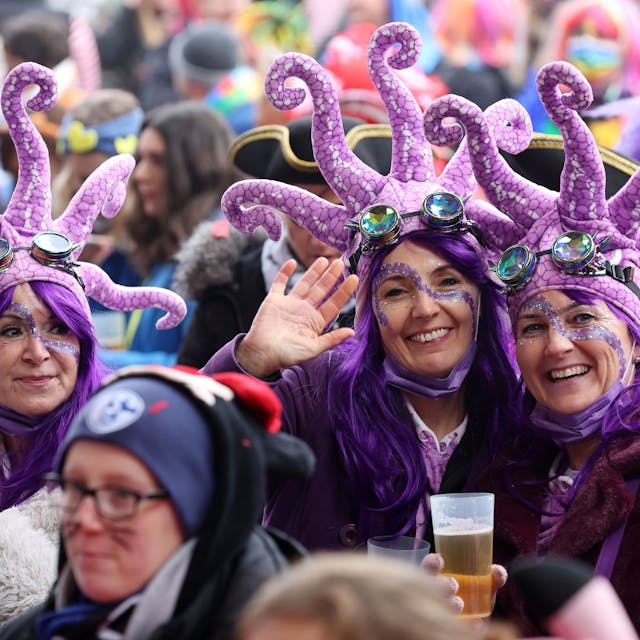 Verkleidete Frauen während einer Karnevals-Veranstaltung am Tanzbrunnen.