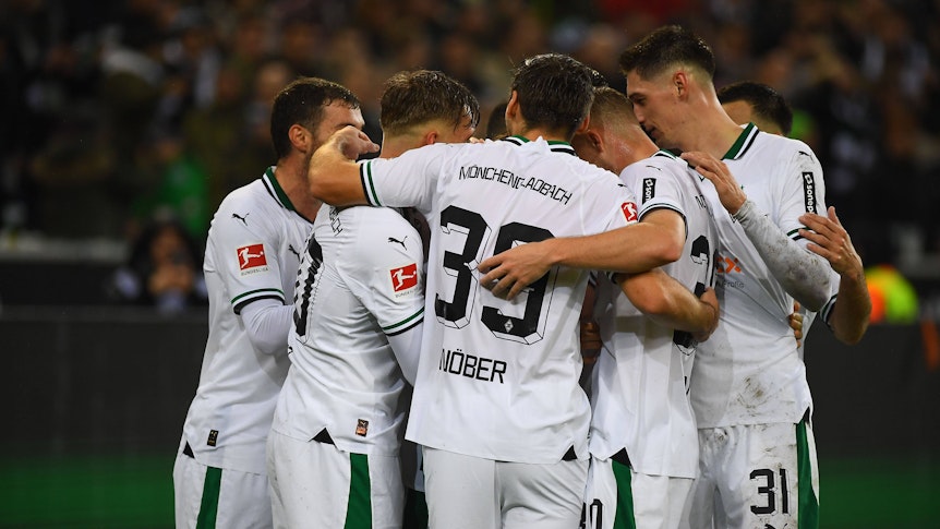 Die Borussia-Spieler bejubeln einen Treffer gegen den VfL Wolfsburg.