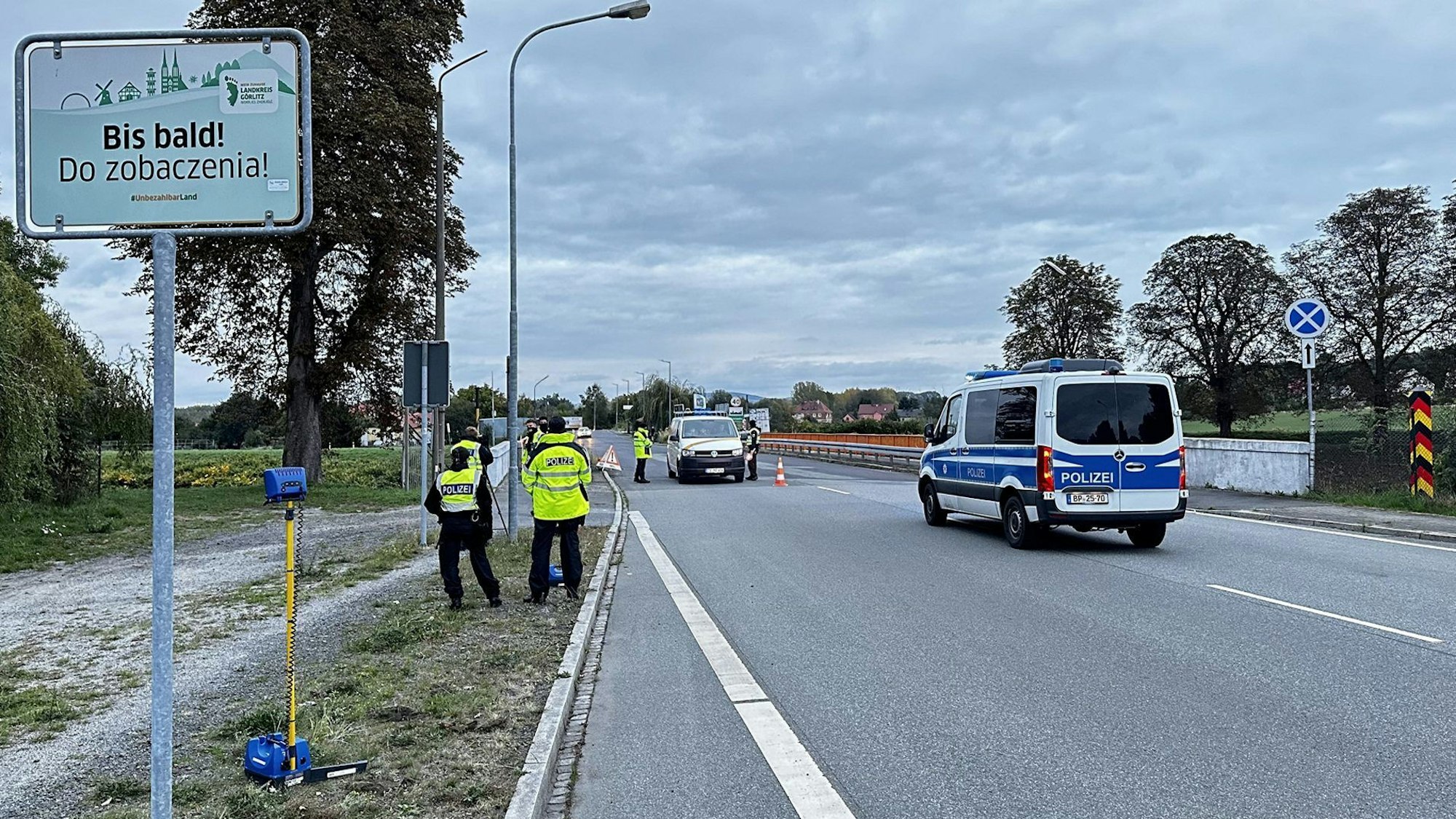 Zittau: Bundespolizisten sind an der sächsischen Grenze zu Polen bei einer stationären Grenzkontrolle im Einsatz.
