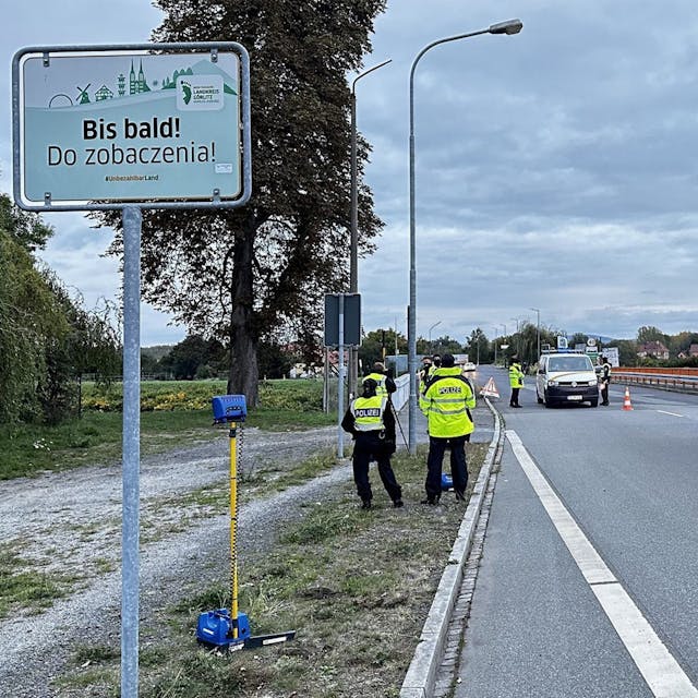Zittau: Bundespolizisten sind an der sächsischen Grenze zu Polen bei einer stationären Grenzkontrolle im Einsatz.