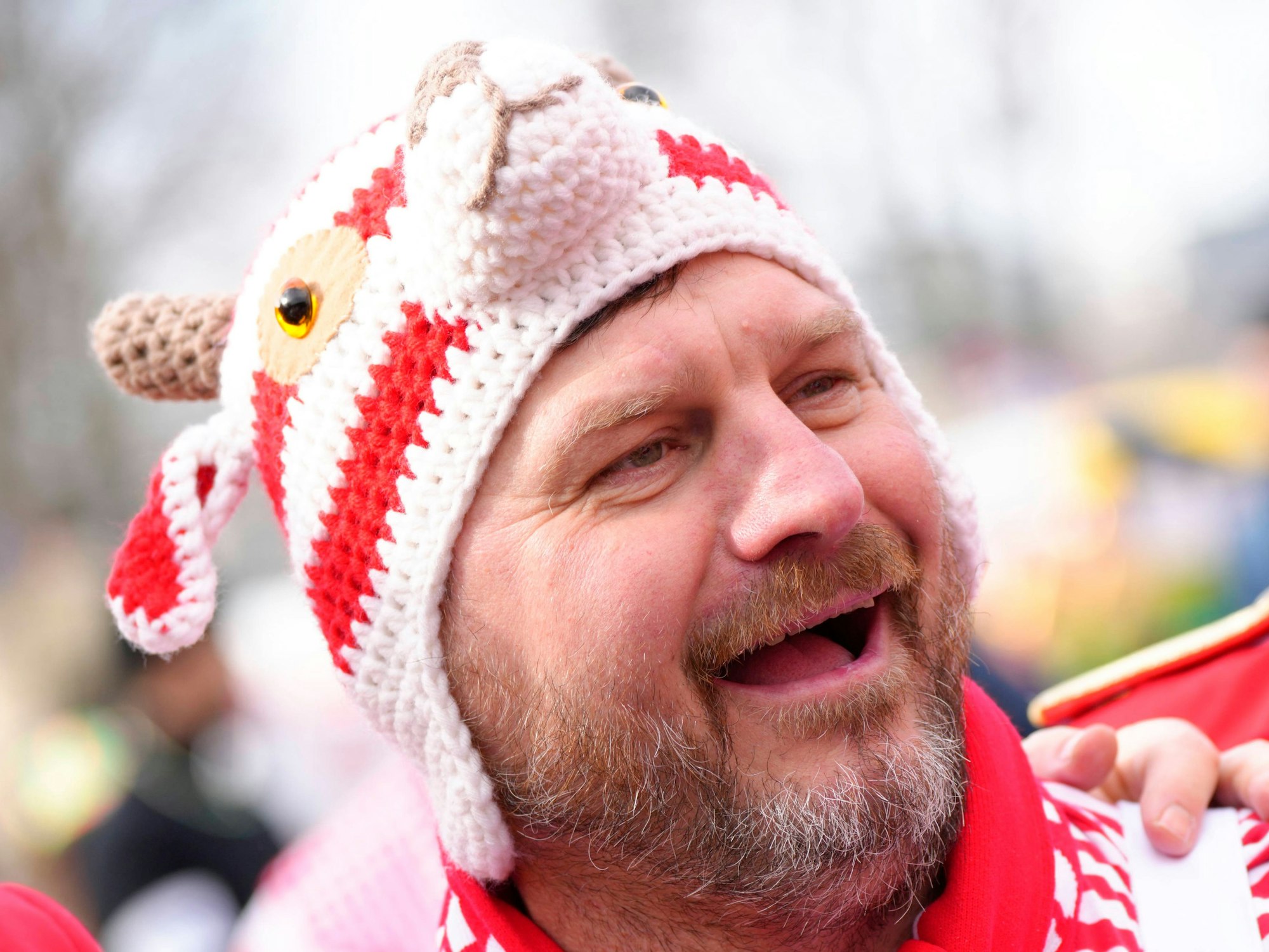 Steffen Baumgart lacht mit einer Mütze auf dem Kölner Rosenmontagszug.