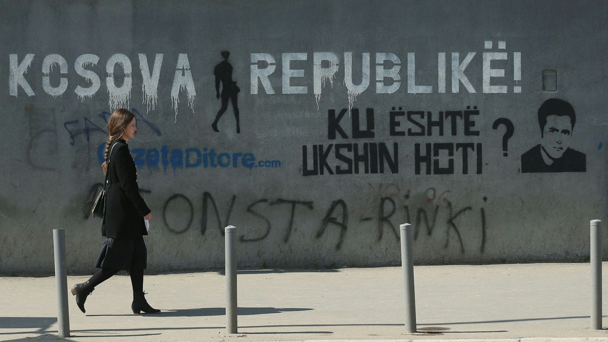 Graffiti in Pristina mit der Aufschrift „Die Kosovo-Republik!“ und „Wo ist Ukshin Hoti?“