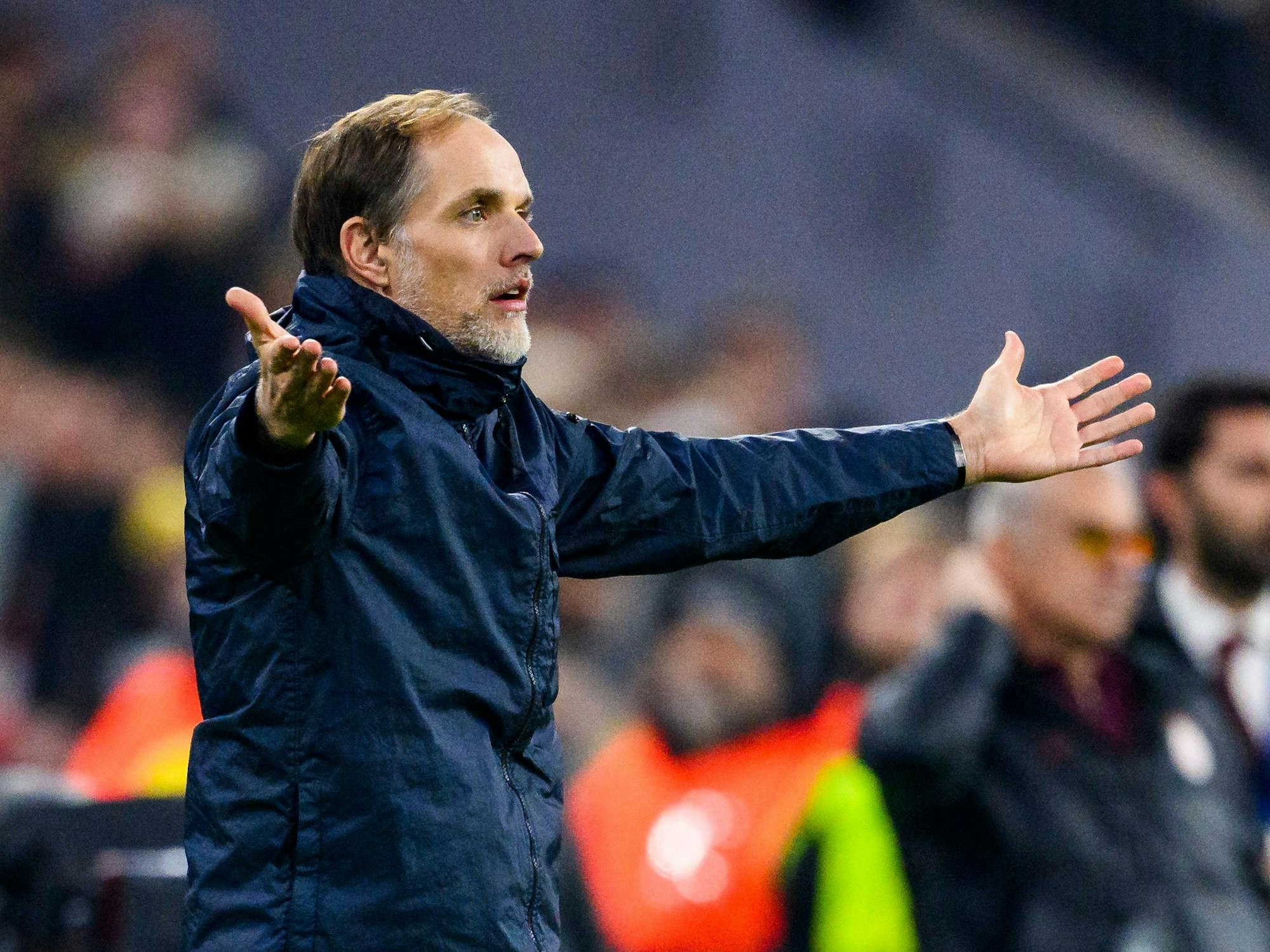 Münchens Trainer Thomas Tuchel reagiert im Spiel.