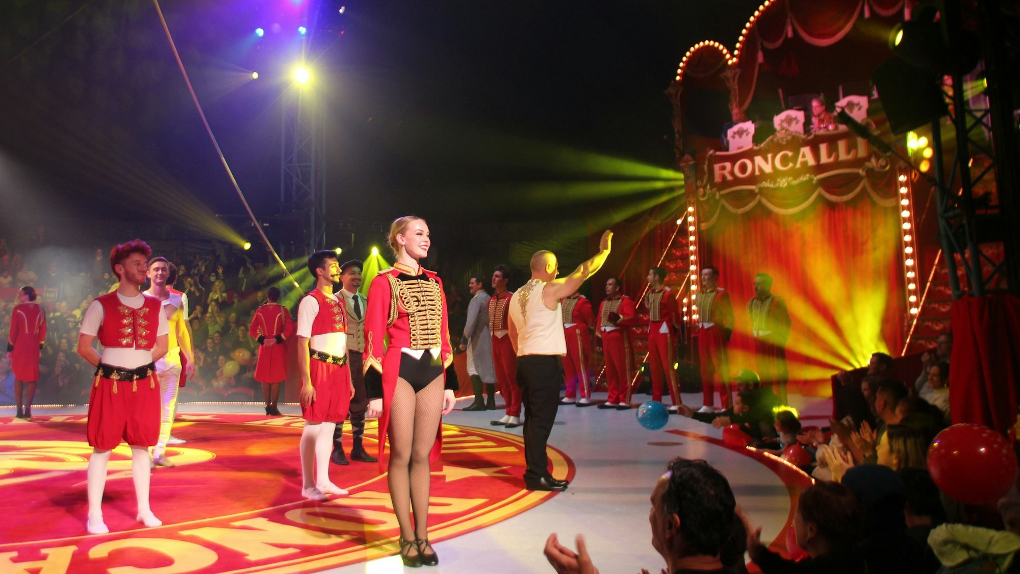 Blick in die Manege und auf das Ensemble des Circus Roncalli in New York.