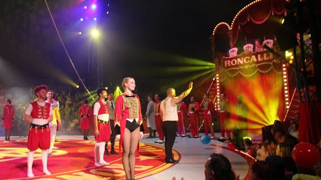 Blick in die Manege und auf das Ensemble des Circus Roncalli in New York.