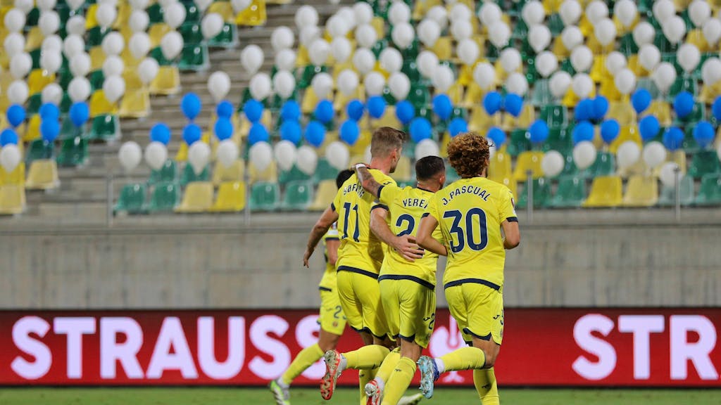 Die Spieler von Villarreal bejubeln vor leeren Rängen ein Tor gegen Maccabi Haifa in der Europa League.